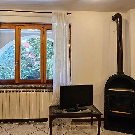 Appartamento Con Ingresso Autonomo, Giardino Privato E Portico Introbio Exteriör bild
