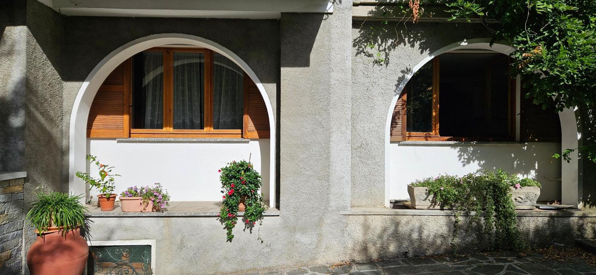 Appartamento Con Ingresso Autonomo, Giardino Privato E Portico Introbio Exteriör bild