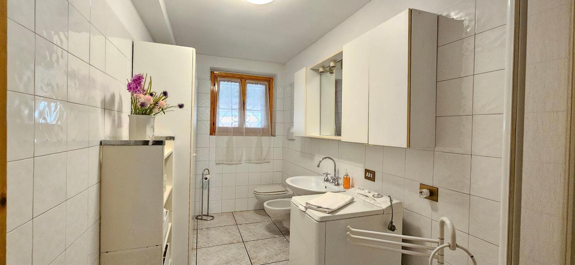 Appartamento Con Ingresso Autonomo, Giardino Privato E Portico Introbio Exteriör bild