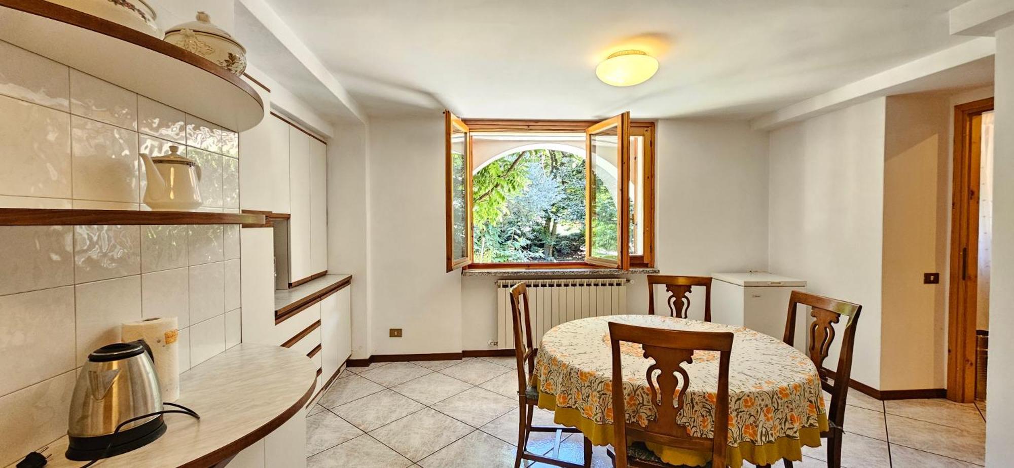 Appartamento Con Ingresso Autonomo, Giardino Privato E Portico Introbio Exteriör bild