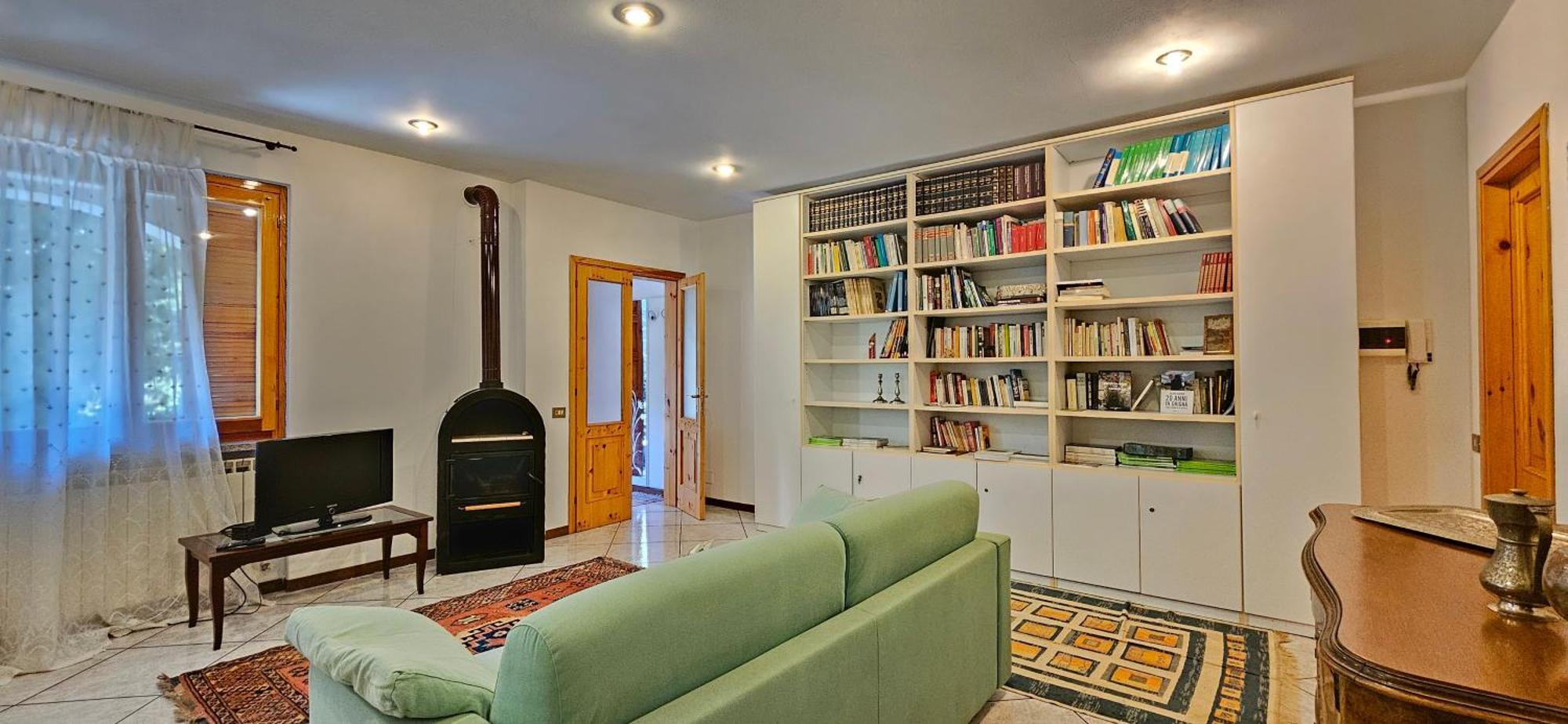 Appartamento Con Ingresso Autonomo, Giardino Privato E Portico Introbio Exteriör bild